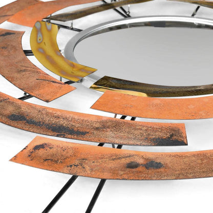 Detaillierte Nahaufnahme der handgefertigten Metallskulptur 'Magnetfluss' mit spiegelndem Element, ideal für individuelle Raumgestaltung.