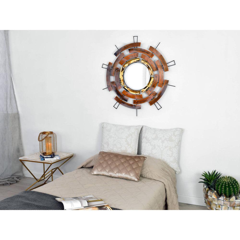 Vollständige Ansicht der handgefertigten Metallskulptur 'Magnetfluss' an einer Wand, dekoriert in einem stilvollen Schlafzimmer, das individuelle Akzente setzt.