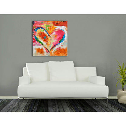 Buntes Herz – Abstraktes Kunstwerk im Galeriestil, stilvoll präsentiert über einem weißen Sofa in modernem Raum.