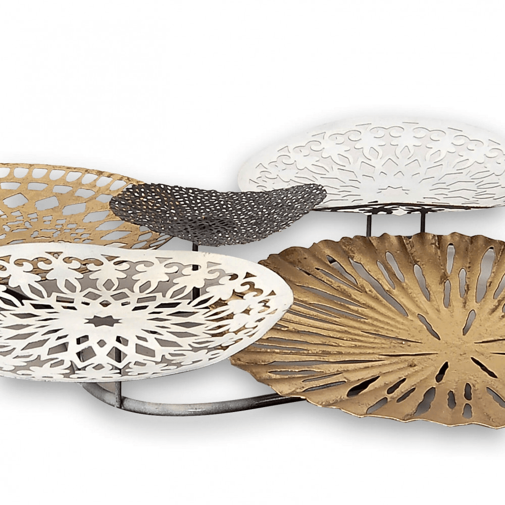 Orientalisches Metallgemälde: Handgefertigte Kunst in harmonischer Komposition mit verschiedenen runden Metallformen in Gold, Schwarz und Weiß.
