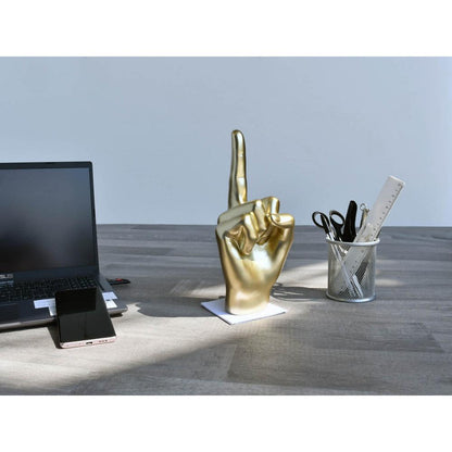 Moderne Mittelfinger Skulptur aus Harz mit Metalleffekt auf einem Schreibtisch neben einem Laptop und Bürobedarf - 28 x 11 x 11 cm.