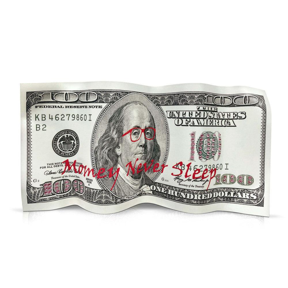 Pop Art Tischskulptur "Money Never Sleeps" - Detailansicht einer 100-Dollar-Banknote mit roten Brillen und Schriftzug.