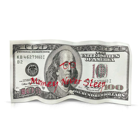 Pop Art Tischskulptur "Money Never Sleeps" - Detailansicht einer 100-Dollar-Banknote mit roten Brillen und Schriftzug.