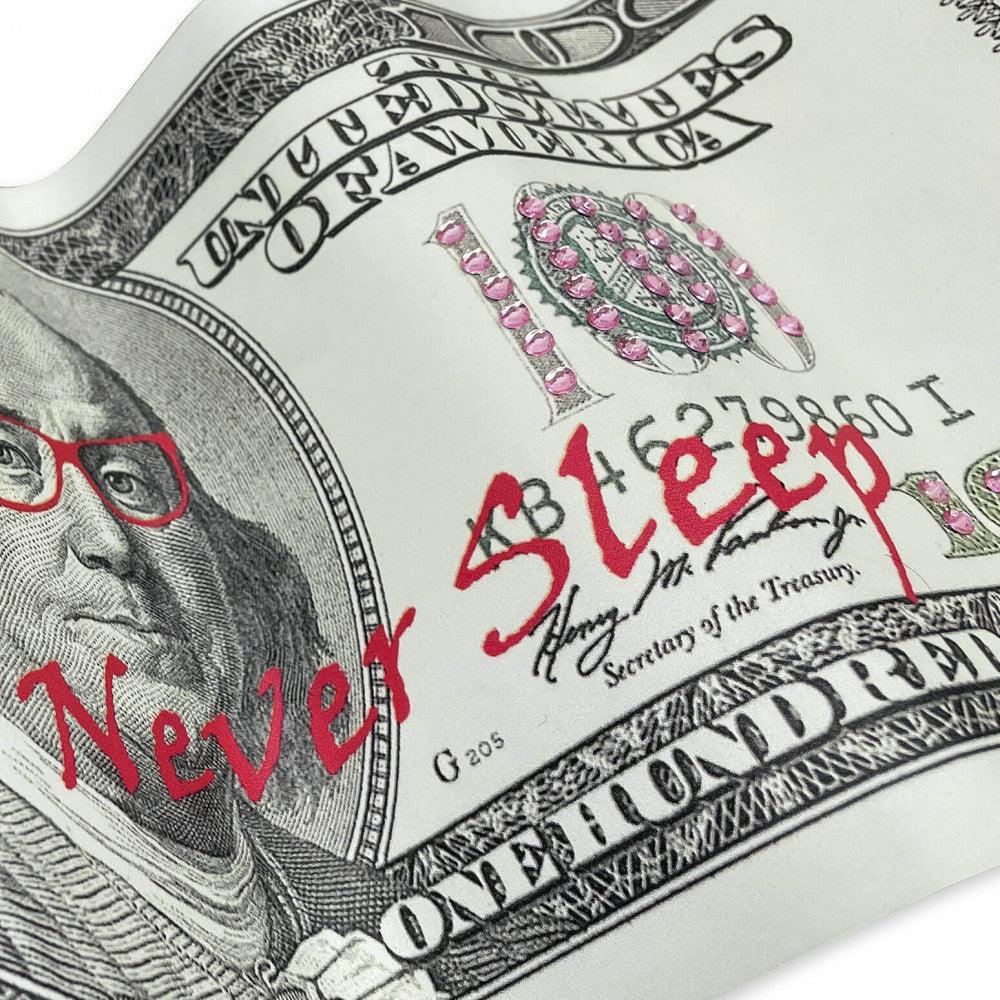 Pop Art Tischskulptur "Money Never Sleeps" - Nahaufnahme einer zerknitterten 100-Dollar-Banknote mit pinker Schrift und Brille.