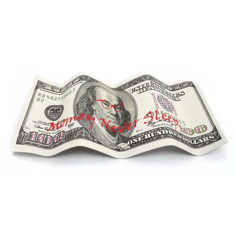 Pop Art Tischskulptur "Money Never Sleeps" - Perspektive einer 100-Dollar-Banknote, die kreativ präsentiert wird, mit dem Schriftzug von Benjamin Franklin.