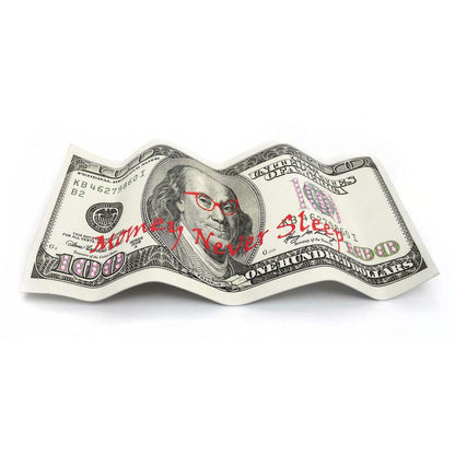 Pop Art Tischskulptur "Money Never Sleeps" - Perspektive einer 100-Dollar-Banknote, die kreativ präsentiert wird, mit dem Schriftzug von Benjamin Franklin.