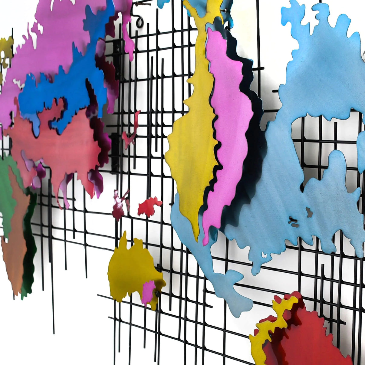 Detailansicht der handgefertigten Modernen Metallrahmen Weltkarte Wandskulptur - Maß 86 x 146 cm, ideal für kreative Wohnraumgestaltung.