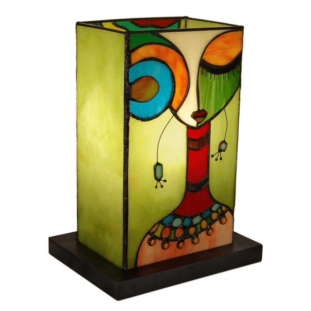 Ethnische Nachttischlampe mit Frauengesicht aus Tiffany-Glas in lebendigen Farben, präsentiert auf einem schwarzen Sockel.