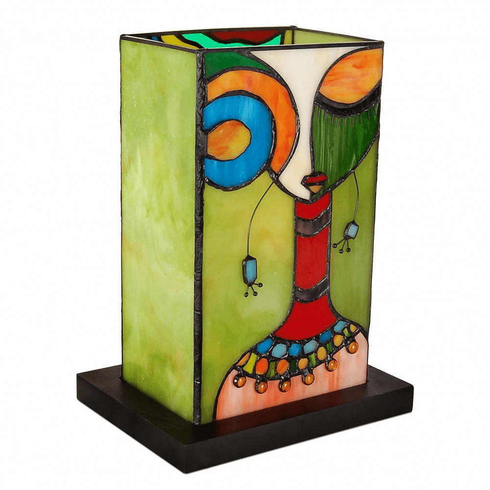 Designorientierte Ethnische Nachttischlampe mit Frauengesicht aus Tiffany-Glas, beleuchtet, umgeben von sanftem Licht und kreativen Akzenten.