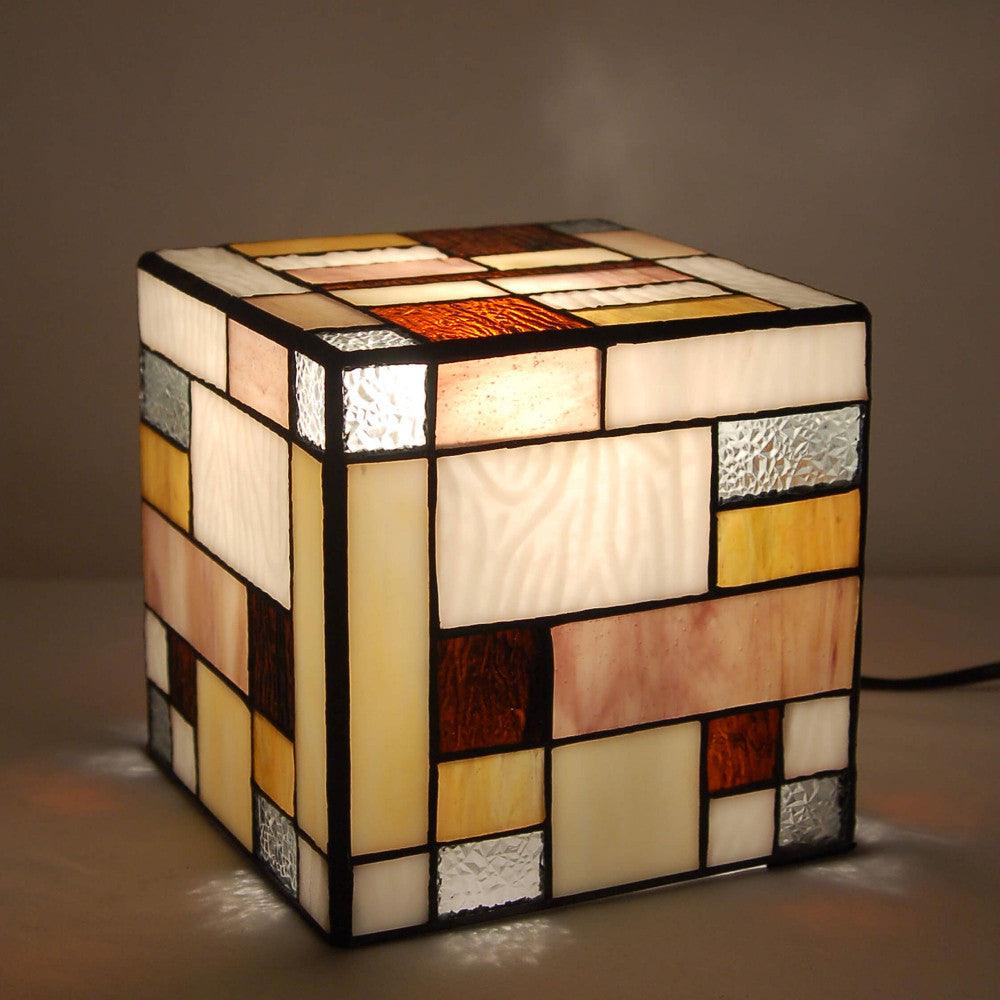 Nachttischlampe Matrix - Kunstvolle Tiffany-Verarbeitung mit bunten Glasstücken und einzigartigem Design, ideal für jeden Raum.