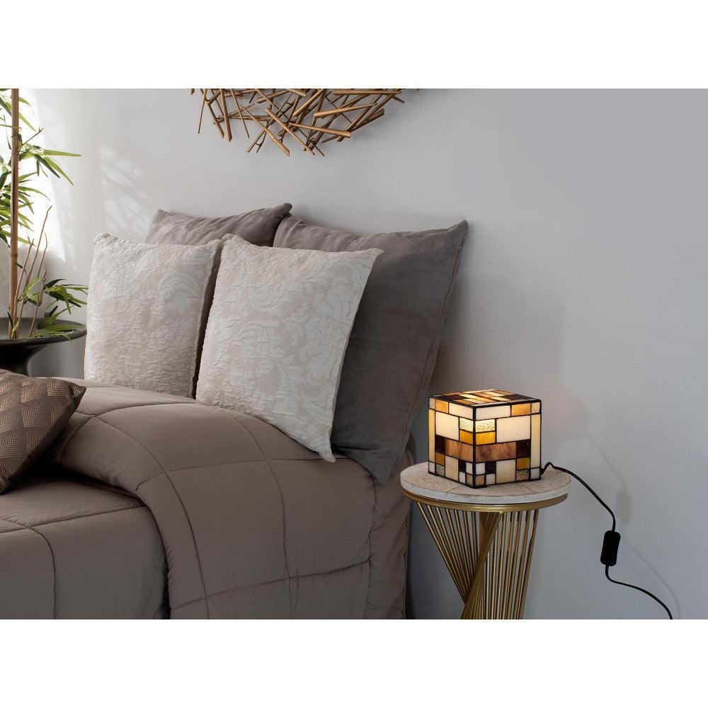 Nachttischlampe Matrix - Die Lampe neben einem Bett auf einem Tisch, kombiniert modernes Design mit traditioneller Handwerkskunst für eine einladende Atmosphäre.