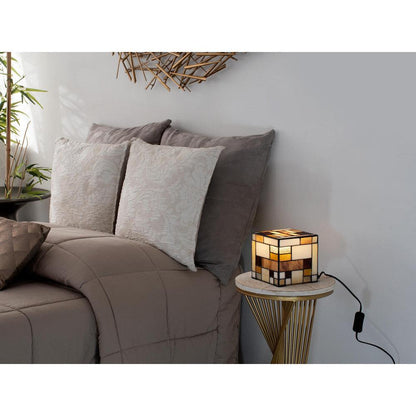 Nachttischlampe Matrix - Die Lampe neben einem Bett auf einem Tisch, kombiniert modernes Design mit traditioneller Handwerkskunst für eine einladende Atmosphäre.