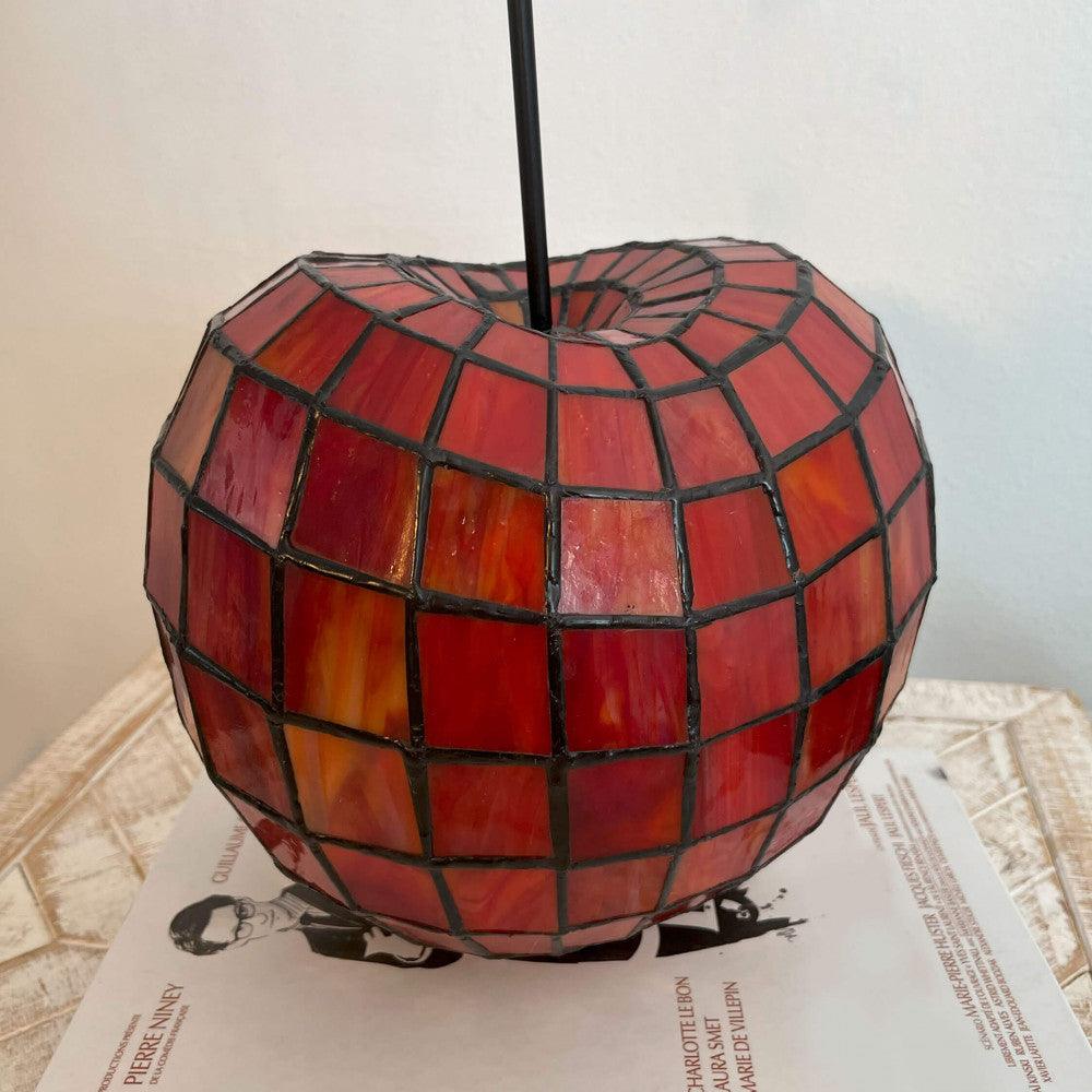 Detailaufnahme der Tiffany Nachttischlampe "Rote Kirsche", die die kunstvolle Glasstruktur und leuchtenden Farben zeigt.