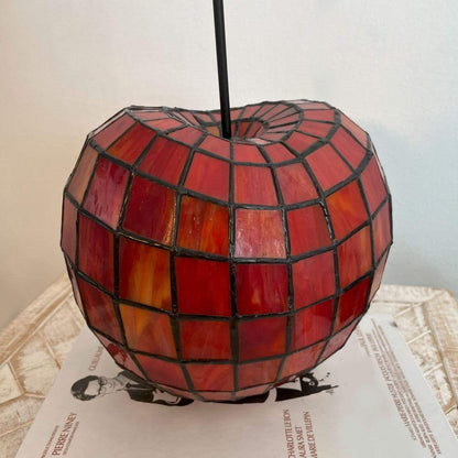Detailaufnahme der Tiffany Nachttischlampe "Rote Kirsche", die die kunstvolle Glasstruktur und leuchtenden Farben zeigt.