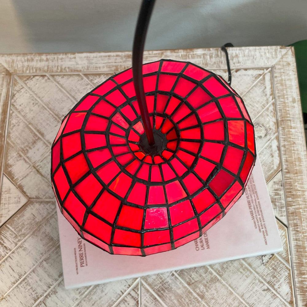 Obenansicht der Tiffany Nachttischlampe im Stil "Rote Kirsche", die die einzigartige Glasoberfläche und das Design präsentiert.