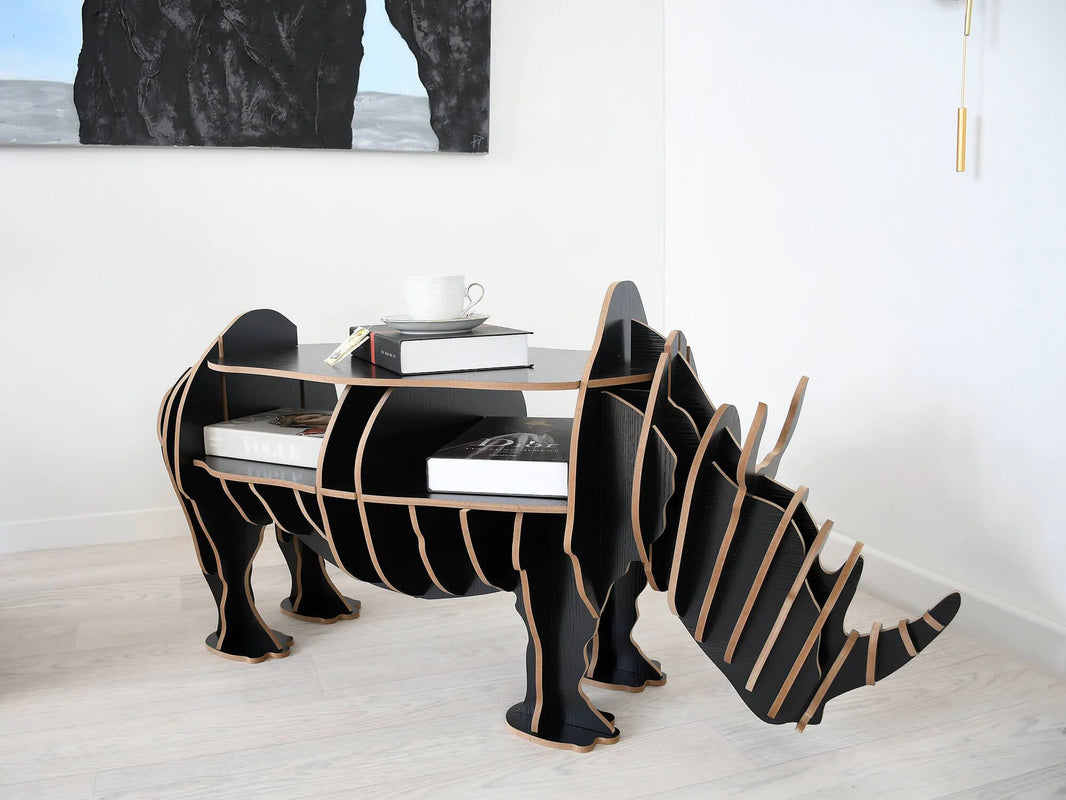 Detailansicht des Büchertischs Schwarzes Nashorn, gezeigt in schwarzem MDF-Finish, ideal für nordische und tierliebe Einrichtung.