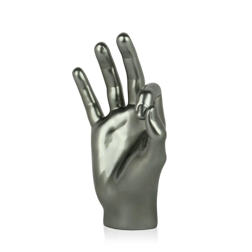 Moderne figurative Skulptur in anthrazit mit Metalleffekt – handgefertigtes Kunstwerk für stilvolle Inneneinrichtungen, das eine Hand zeigt, die ein ok Zeichen macht.