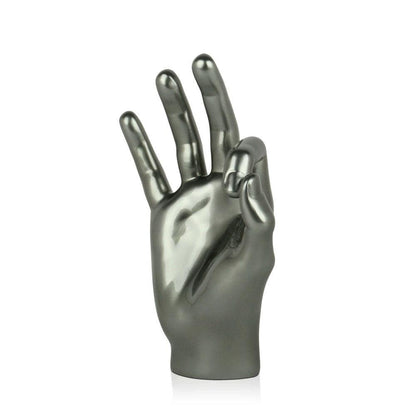 Moderne figurative Skulptur in anthrazit mit Metalleffekt – handgefertigtes Kunstwerk für stilvolle Inneneinrichtungen, das eine Hand zeigt, die ein ok Zeichen macht.