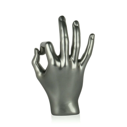 Moderne figurative Skulptur in anthrazit mit Metalleffekt – handgefertigtes Kunstwerk für stilvolle Inneneinrichtungen, das eine Hand in der Pose des ok Zeichens darstellt.