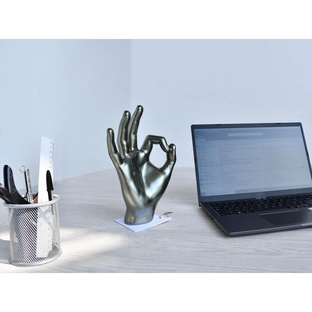 Moderne figurative Skulptur in anthrazit mit Metalleffekt – Handgefertigte Hand-Skulptur in einem modernen Büro, die als stilvoller Akzent dient.