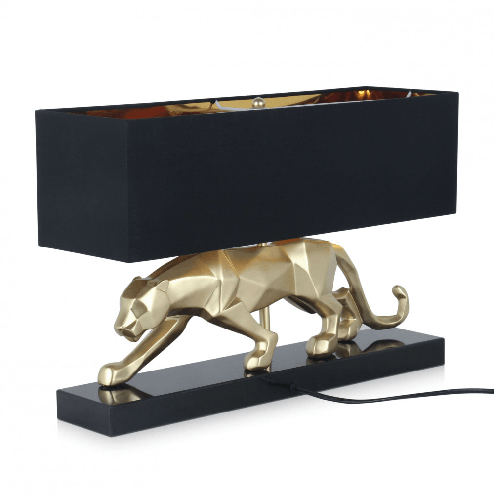 Panther Tischlampe – Moderne Skulptur aus Harz mit Marmorsockel und Metalleffekt, zeigt eine goldene Pantherfigur mit einem schwarzen Lampenschirm.