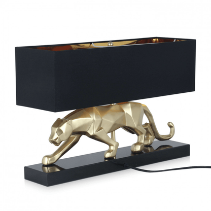 Panther Tischlampe – Moderne Skulptur aus Harz mit Marmorsockel und Metalleffekt, zeigt eine goldene Pantherfigur mit einem schwarzen Lampenschirm.