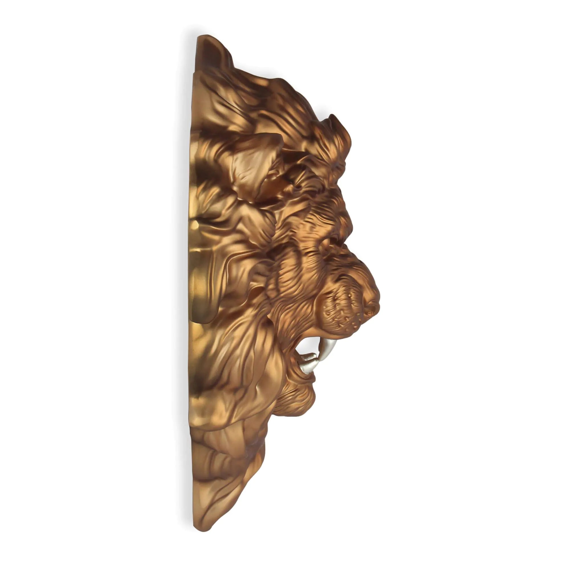 Vorderansicht der handgefertigten Bronze Harz Skulptur Löwenkopf, 49x37x18cm, mit goldfarbenen Akzenten, ein zeitloses Kunstwerk für stilvolle Inneneinrichtungen.
