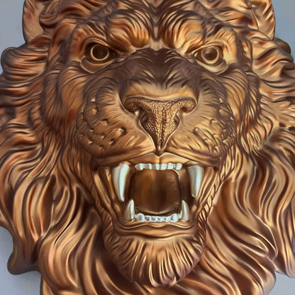 Detailansicht der handgefertigten Bronze Harz Skulptur Löwenkopf mit goldfarbenen Akzenten, 49x37x18cm, zeigt exquisite Handwerkskunst und elegantes Design.