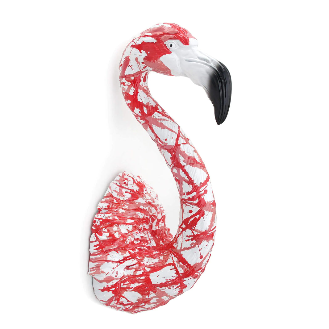 Handgefertigte Rosa Flamingo Skulptur Aus Kunstharz – Detailaufnahme der klassischen Pop Art Deko, perfekt für stilvolle Wohnräume.