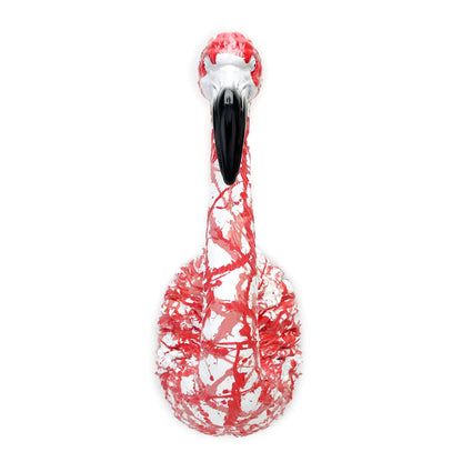 Detailansicht der handgefertigten Rosa Flamingo Skulptur aus Kunstharz, die stilvolle Akzente in jedem Wohnraum setzt.