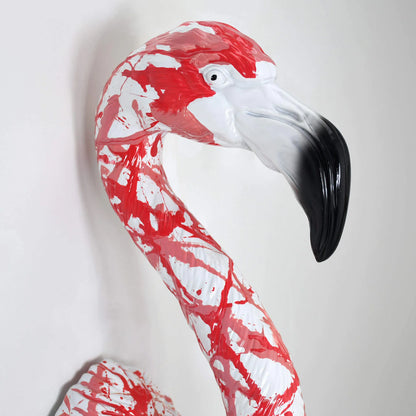 Handgefertigte Rosa Flamingo Skulptur Aus Kunstharz – Elegante Präsentation auf Marmorstütze, ideal als Kunstwerk oder besonderes Geschenk.