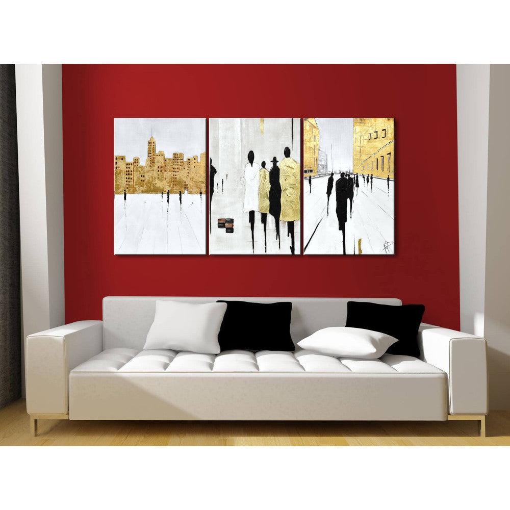 Das handgemalte Kunstwerk 'People in the City' präsentiert sich in einer modernen Einrichtung mit roter Wandfarbe und eleganter Couch, die die Lebendigkeit des urbanen Lebens betont.