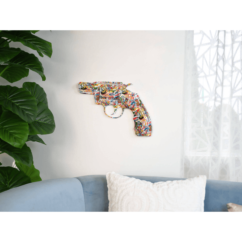 Pistole als Designer-Skulptur Pop Art aus Harz, Metalleffekt, zum Aufhängen an der Wand - Designerobjekte.com