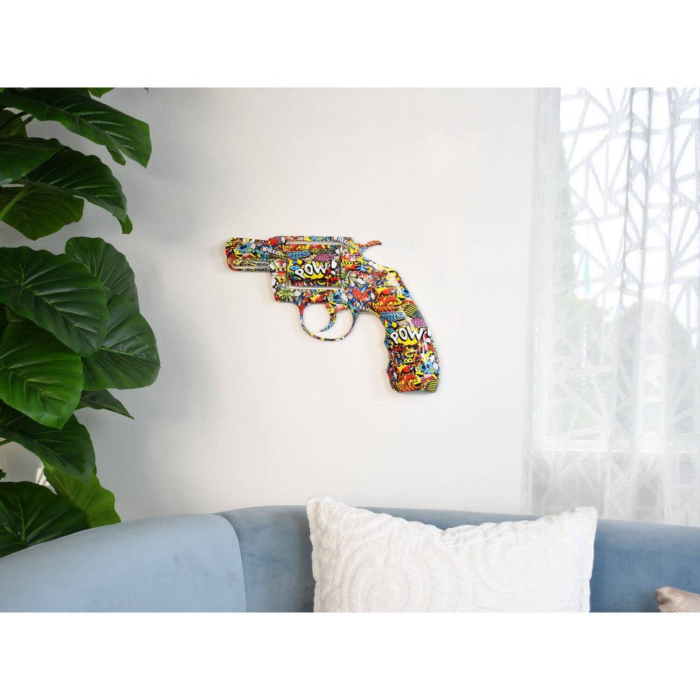 Faszinierende Pop Art Wandskulptur: Mehrfarbige Pistole/Revolver aus Kunstharz, 32 x 47 cm, an heller Wand montiert, kombiniert modernes Design mit künstlerischem Ausdruck.