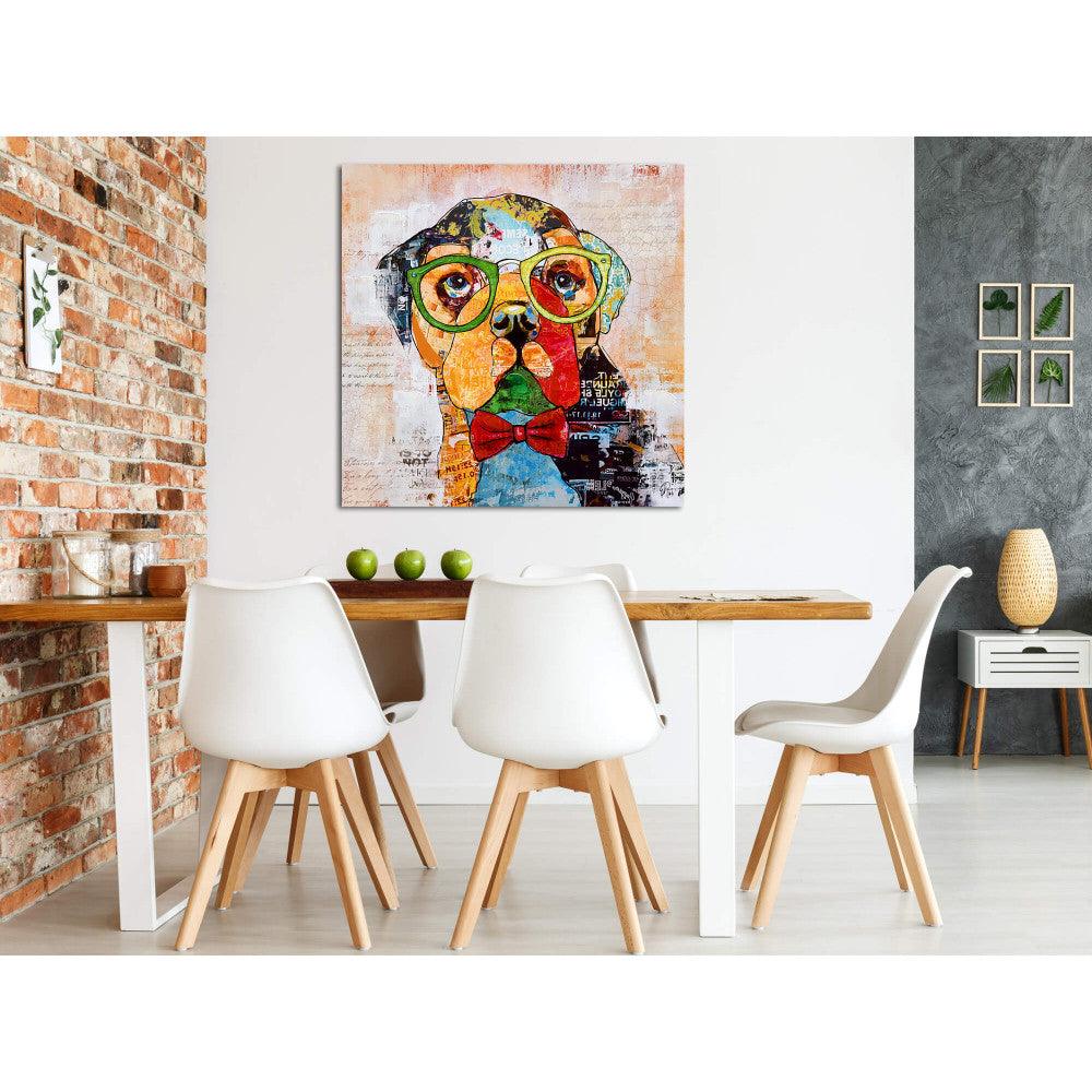 Inneneinrichtung mit handgemaltem Pop Art Hund auf Leinwand - ideal für moderne Wohnräume und Essbereiche, kombiniert mit eleganten Möbeln.