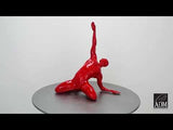 Anrufung rot. Moderne figurative Skulptur aus lackiertem Harz