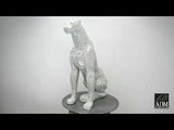 Sitzender Panther silber. Skulptur aus gebrochenem Glas. 80 x 30 x 60 cm.