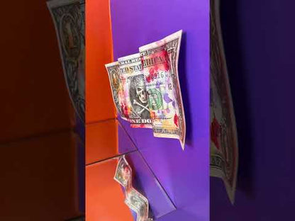 Pop Art Tischskulptur "Money Never Sleeps". Auf Dekorierter Aluminiumplatte. 15 x 27 cm. Hochwertige Handwerkskunst.