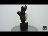 Krieger - Büste schwarz und gold. Moderne figurative Skulptur aus lackiertem Kunstharz und Kunstharz mit Metalleffekt mit Marmorsockel. 52 x 30 x 10 cm