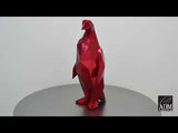 Pinguin rot. Facettierte moderne Skulptur aus Harz, Metalleffekt