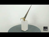 Vogel Origami. Dekoratives Designobjekt aus Edelstahl und Sockel aus Marmor