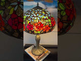 Tischlampe mit roten Rosen und hellblauen Blumen