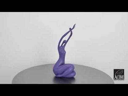 Erwachende Frau. Moderne Skulptur aus satiniertem Harz. Violette Farbgebung. 32 x 15 x 10 cm. Handgefertigt.