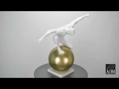 Skulptur „Beherrschung groß“. Moderne Figurative Kunst. Satinierter Kunstharz. Goldene Kugel. Marmorsockel.
