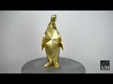 Pinguin gold. Facettierte moderne Skulptur aus Harz, Metalleffekt. 50 x 22 x 19 cm.