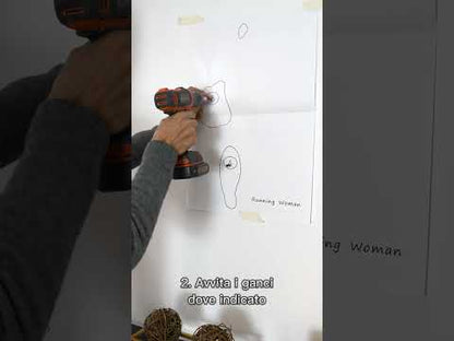 Goldene Läuferin – Elegante Wand-Skulptur aus Metalleffekt Harz