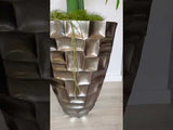 Amphorenvase. 87 x 41 x 41 cm. Neoklassizistische Vase aus Glasfaserkunststoff, verziert mit Mosaik aus bronzefarbenem Glas