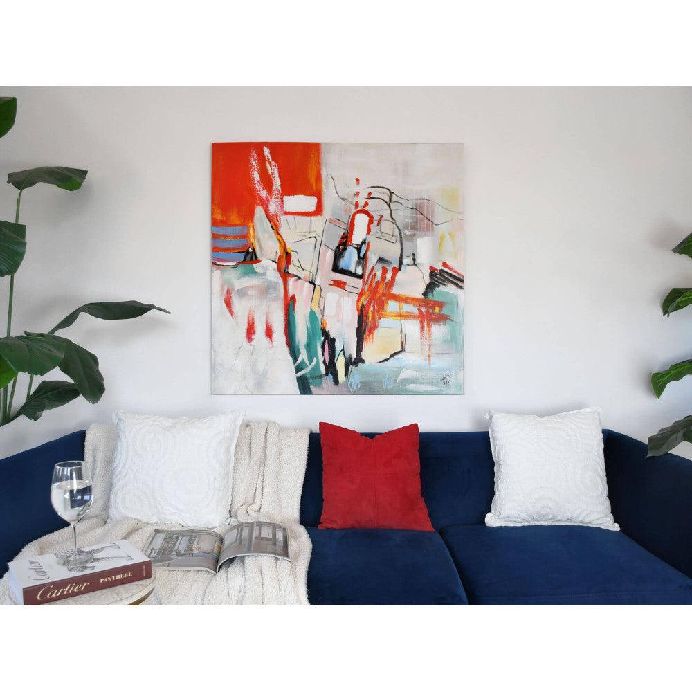 'Rock-Graffiti Rot' auf Leinwand, präsentiert in einem modernen Wohnraum über einer blauen Couch mit Kissen, bringt künstlerische Akzente und Stil.