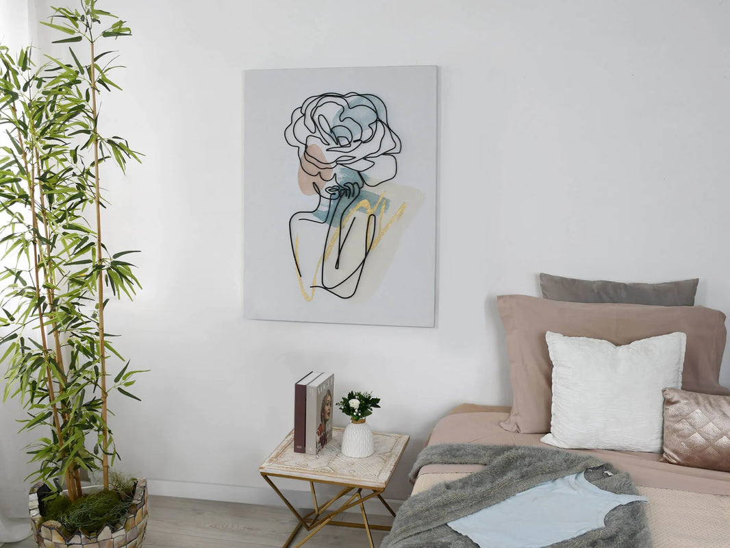 Handgefertigtes Metalldraht Wandbild: Kunstvolle Rosenblütenfrau, Modern, 100x75cm - Das Wandbild in einem modernen Schlafzimmer, das die ästhetische Wirkung der dekorativen Kunstwerk zeigt.