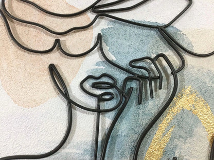 Handgefertigtes Metalldraht Wandbild: Kunstvolle Rosenblütenfrau, Modern, 100x75cm - Nahaufnahme des Wandbildes mit feinen Metalldraht-Details und einem farbigen Hintergrund.